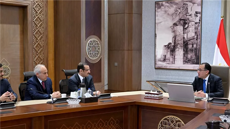 رئيس الوزراء يلتقي رئيس مجلس إدارة الشركة المصرية- الكويتية القابضة