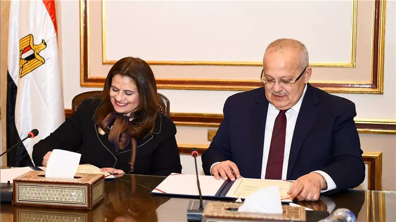 وزارة الهجرة وجامعة القاهرة يوقعان بروتوكول تعاون في مجالات الهجرة وتدريب وتأهيل الشباب 