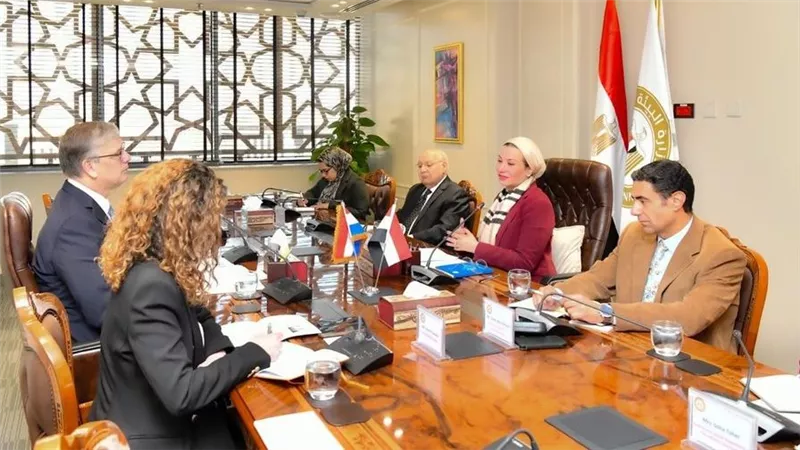 وزيرة البيئة تبحث مع السفير الهولندي بالقاهرة سبل التعاون الثنائي في الاستثمار البيئي والمناخي