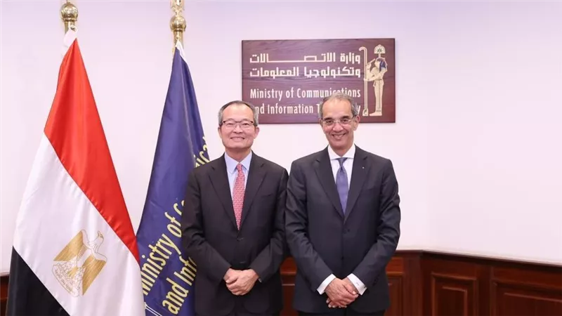 وزير الاتصالات يبحث مع نائب رئيس البنك الدولى للبنية التحتية أوجه التعاون المشترك فى مجالات التحول الرقمى 