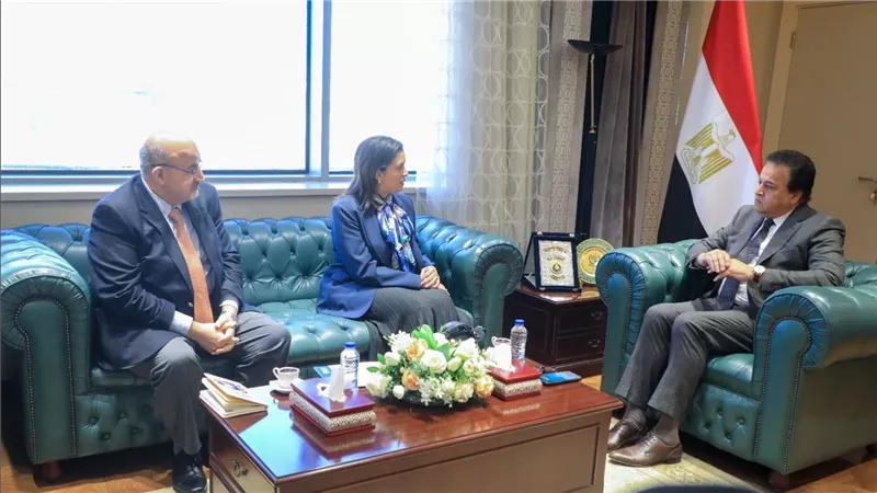 وزير الصحة يستقبل المدير الإقليمي لمنظمة الصحة العالمية بالشرق الأوسط وممثل المنظمة لدى مصر لبحث سبل التعاون المشترك
