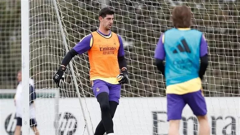 بعد غياب 195 يوما.. كورتوا يعود لتدريبات ريال مدريد الجماعية
