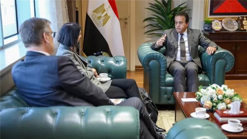 وزير الصحة يناقش سبل دعم المصابين القادمين من قطاع غزة