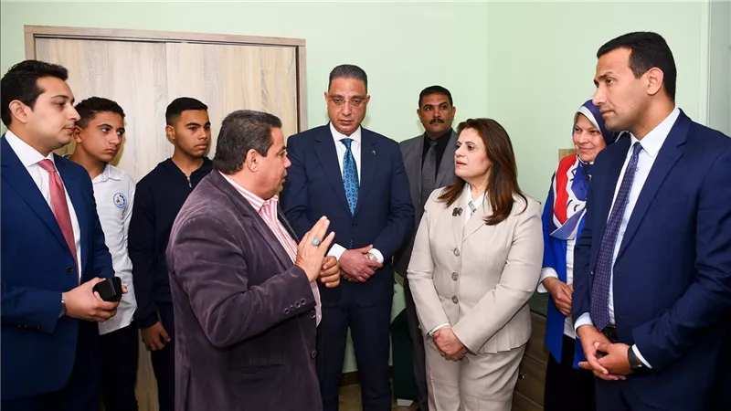 وزيرة الهجرة تستمع إلى شرح واف عن المدرسة الفندقية وأقسامها