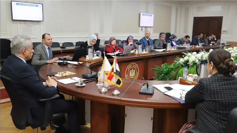وزير العمل يترأس إجتماع  اللجنة التشريعية المُختصة بإعداد 