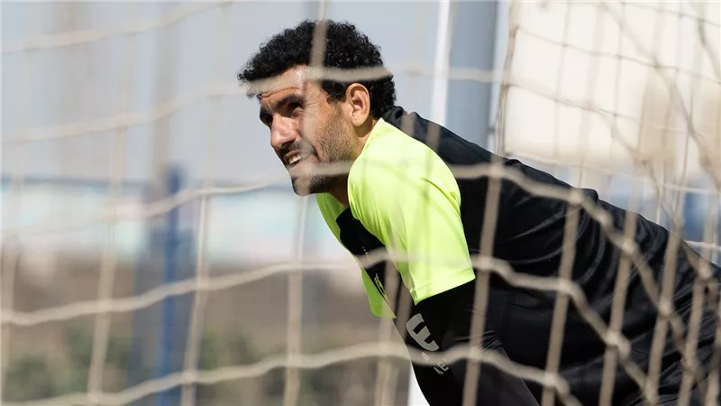 قبل مباراة أبو سليم.. جلسة خاصة بين مدرب حراس الزمالك ومحمد عواد