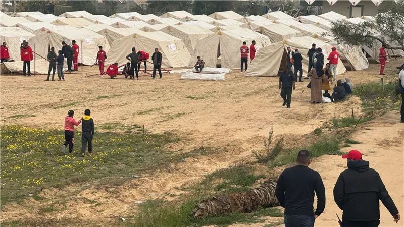 مصر تنشئ معسكرا ثانيا للنازحين بخان يونس بسعة 400 خيمة و4 آلاف شخص