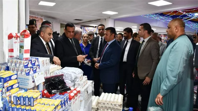 وزير التنمية المحلية  ومحافظ جنوب سيناء يتفقدان معرض 