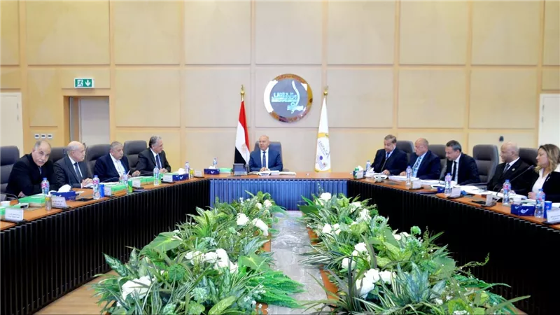وزير النقل يترأس اجتماع الجمعية العامة للشركة القابضة لمشروعات الطرق والكباري والنقل البري
