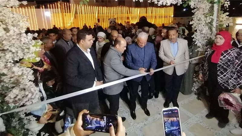 بحضور قيادات السويس.. المحافظ يفتتح ميدان النافورة بجوار قرية الحجاج
