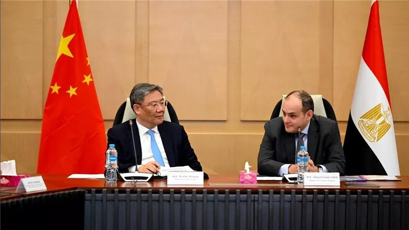 وزير التجارة والصناعة يستقبل نظيره الصيني بمقر الوزارة بالعاصمة الإدارية الجديدة