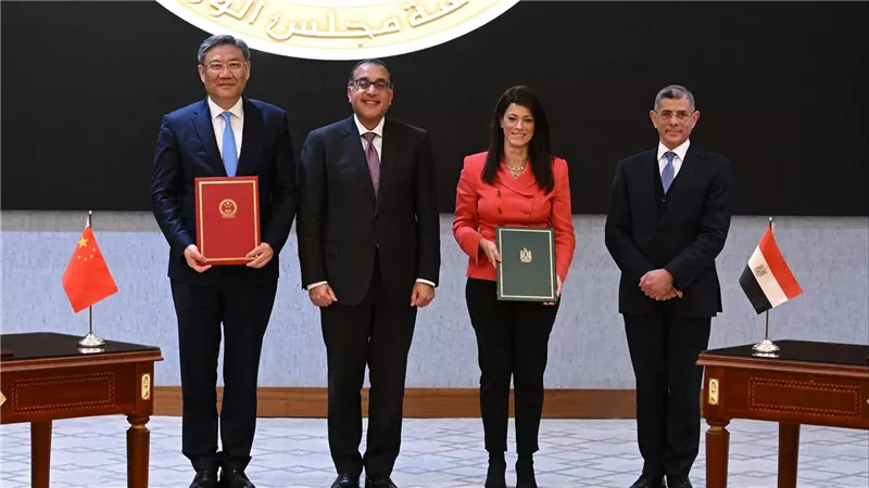 رئيس الوزراء يشهد توقيع شهادة التسليم والتسلُم الخاصة بمشروع مركز تجميع وتكامل واختبار الأقمار الصناعية