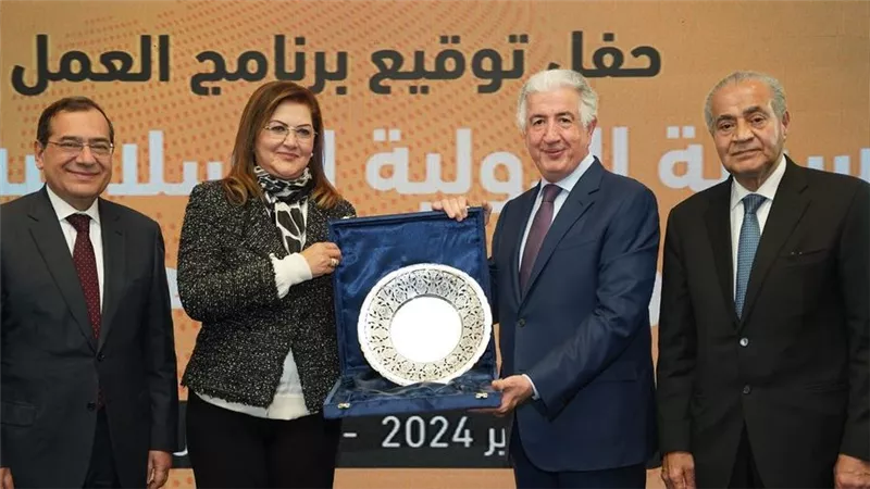 وزيرة التخطيط ومحافظ مصر لدى مجموعة البنك الإسلامي تشهد توقيع  برنامج العمل السنوي