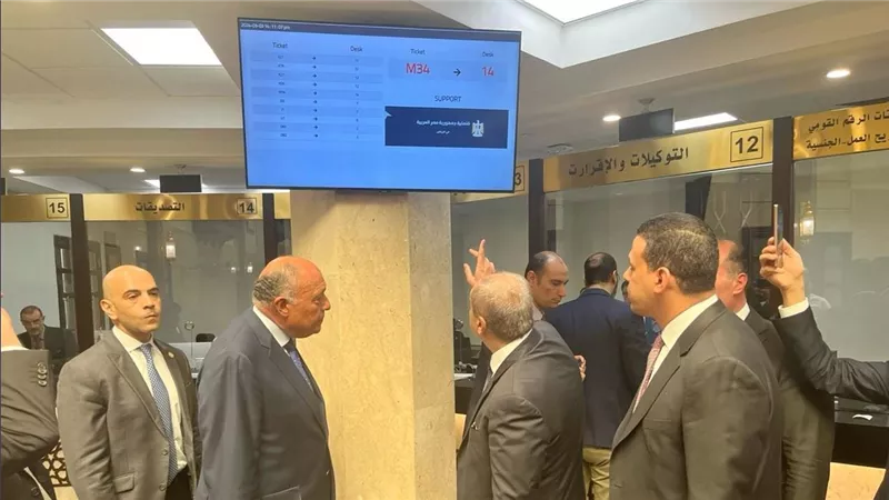 وزير الخارجية سامح شكري يتفقد الأعمال القنصلية وسير عمل الخدمات المقدَّمة للمواطنين المصريين في الرياض