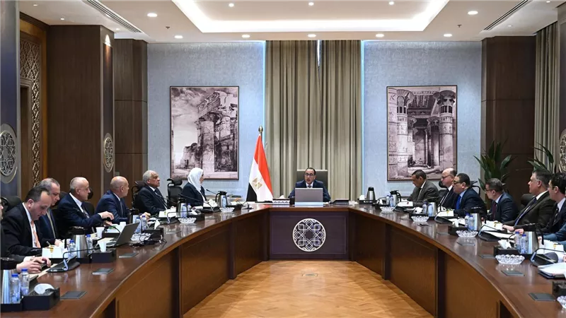 رئيس الوزراء يتابع توفير الخدمات المختلفة بالإسكان 