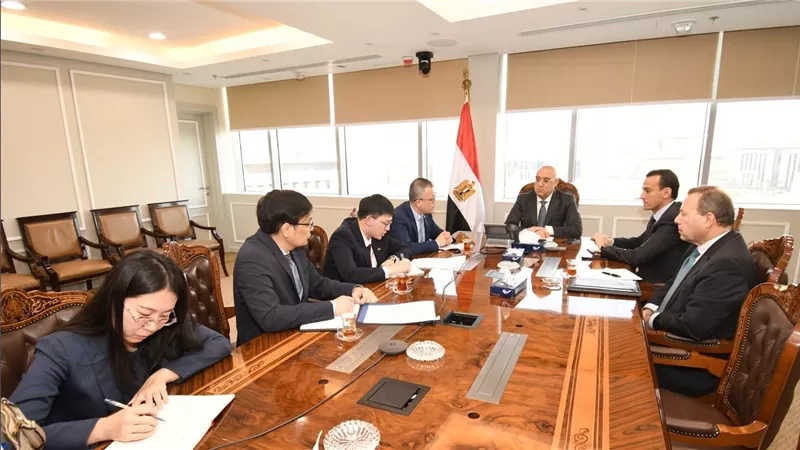 وزير الإسكان والقائم بأعمال السفير الصيني بالقاهرة يبحثان موقف المشروعات المشتركة مع شركات المقاولات الصينية