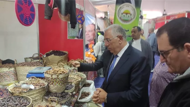 وزير الزراعة يتفقد معرض وزارة الزراعة للسلع الغذائية خير مزارعنا لأهالينا