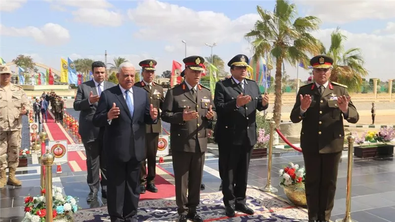 قادة السويس يحتفلون بيوم الشهيد ويضعون أكاليل الزهورعلي قبر الجندي المجهول