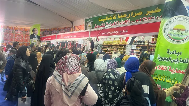 معرض “خير مزارعنا لأهالينا” يشهد إقبالا كبيرا من المواطنين لشراء احتياجات رمضان