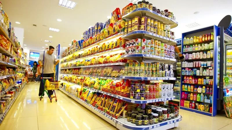 بعد رفع سعر الفائدة 6%.. انخفاض أسعار 8 سلع غذائية في الأسواق