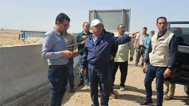 وزير النقل في جولة تفقدية بمسار الخط الثالث من شبكة القطار الكهربائى السريع