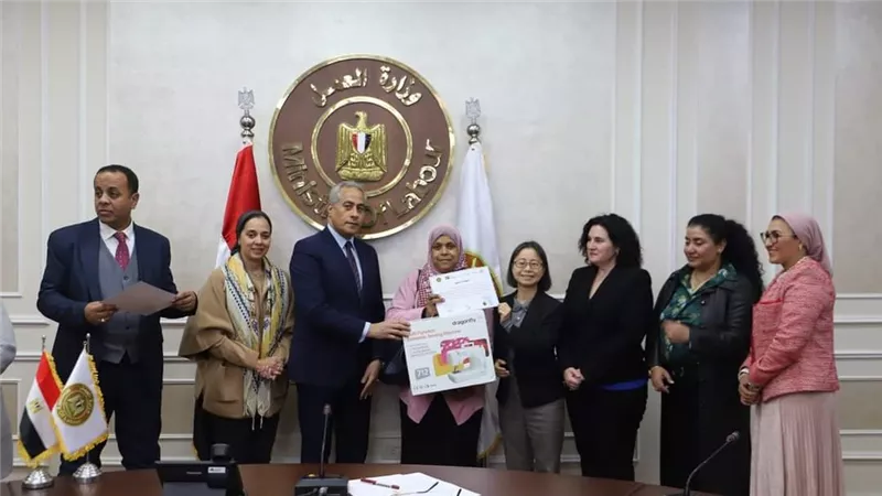 وزير العمل يُسلم شهادات تقدير وجوائز لسيدات تَدربنّ في 