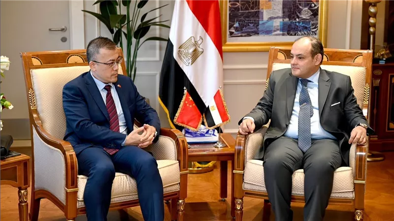 وزير التجارة والصناعة يبحث مع نائب السفير الصيني بالقاهرة ترتيبات إيفاد وفد الوزارة والغرف التجارية والصناعية للعاصمة بكين 