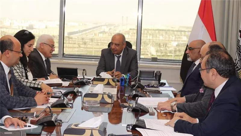 وزير قطاع الأعمال يبحث مع رئيسا القومية للتأمين الاجتماعي والتأمين الصحي عددا من الملفات لخدمة العاملين