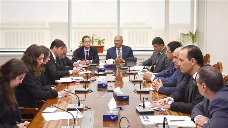 وزير النقل يستقبل السفير الفرنسي الجديد بالقاهرة لبحث تدعيم التعاون المشرك بين الجانبين