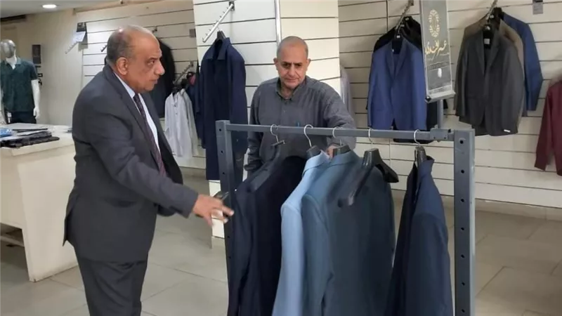 وزير قطاع الأعمال في زيارة مفاجئة لأحد فروع 