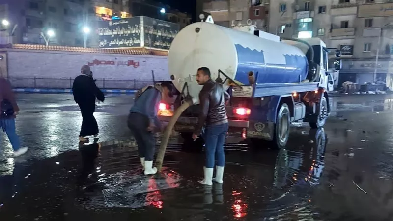 مياه القناة: أعمال سحب مياه الامطار بأحياء مختلفة بمحافظة السويس