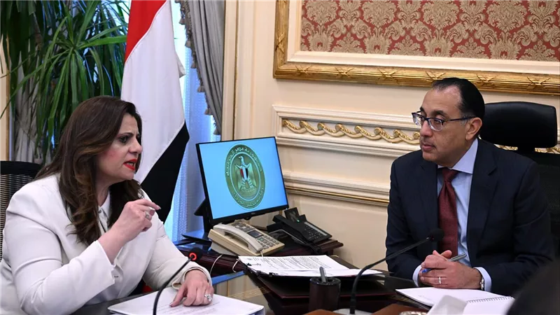 رئيس الوزراء يلتقي وزيرة الهجرة لمتابعة عدد من ملفات عمل الوزارة