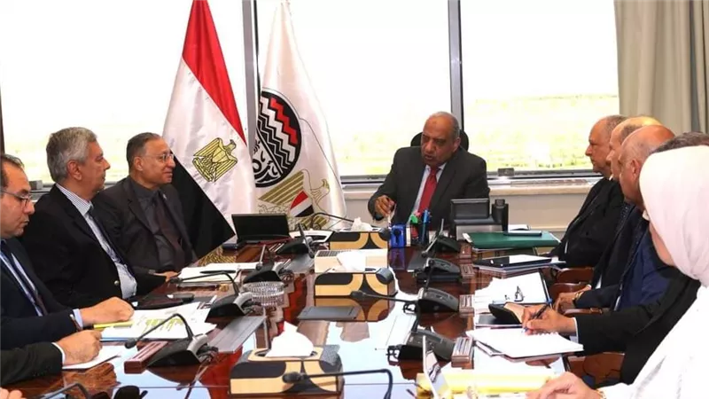 وزير قطاع الأعمال يستعرض طرح الفرص الاستثمارية