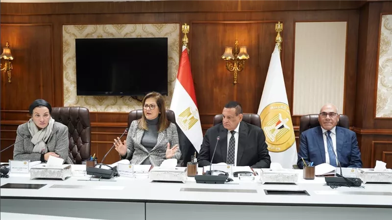 وزراء التخطيط والبيئة والتنمية المحلية ورئيس الهيئة العربية للتصنيع يوقعون عقود تنفيذ مشروعات لمنظومة المخلفات الصلبة 