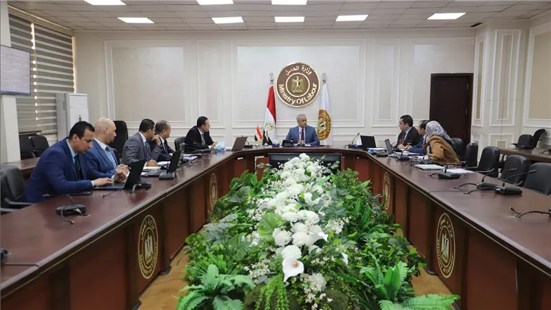 وزير العمل يترأس إجتماع اللجنة المُختصة بصياغة الملاحظات الواردة من ممثلى أصحاب الأعمال والعمال على