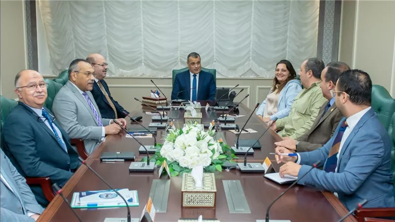 وزير الدولة للإنتاج الحربي يستقبل ممثلي شركة 