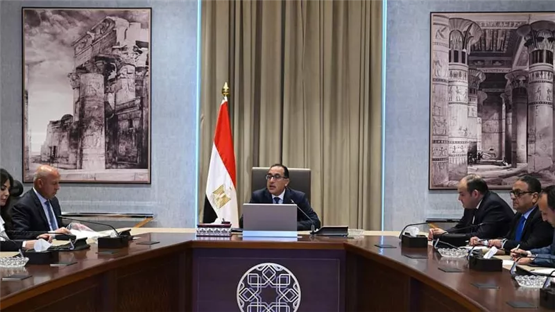 رئيس الوزراء يتابع الموقف التنفيذي للإفراج الجمركي عن البضائع في الموانئ