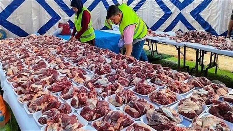 وزارة الأوقاف تسلم 6 أطنان لحوم من صكوك الإطعام إلى أهالي غزة