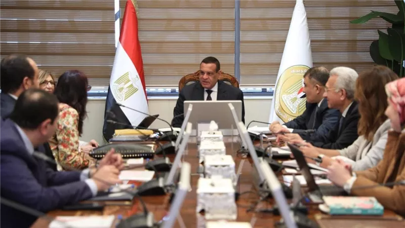 وزير التنمية المحلية يبحث مع وفد هيئة فولبرايت مصر مجالات التعاون المشترك
