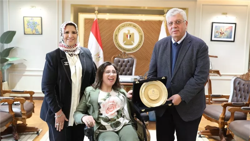 وزير التعليم العالي يُكرم الطالبة سهيلة حامد من ذوي القدرات الخاصة الحاصلة على المركز الأول بكلية الآداب جامعة المنصورة 