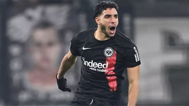 فرانكفورت يطلب 60 مليون يورو لبيعه.. صراع إنجليزي لخطف عمر مرموش