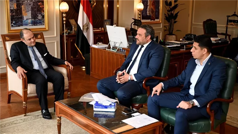 وزير التجارة والصناعة يستعرض فرص ومقومات الاستثمار في مصر ومشروعات الشركة الحالية والمستقبلية بالسوق المصري