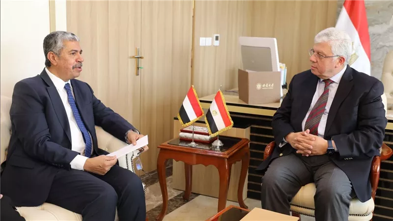 وزير التعليم العالي يُناقش مع السفير اليمني بالقاهرة سُبل تعزيز التعاون المشترك