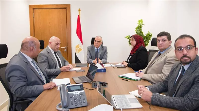 وزير الري يواصل اجتماعاته لمتابعة الاستعداد لفترة أقصى الإحتياجات
