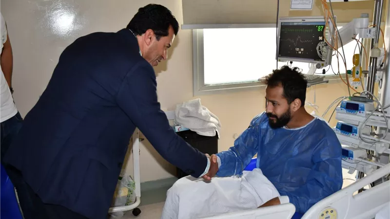 أول صورة للاعب أحمد رفعت بمستشفى وادى النيل مع وزير الرياضة 