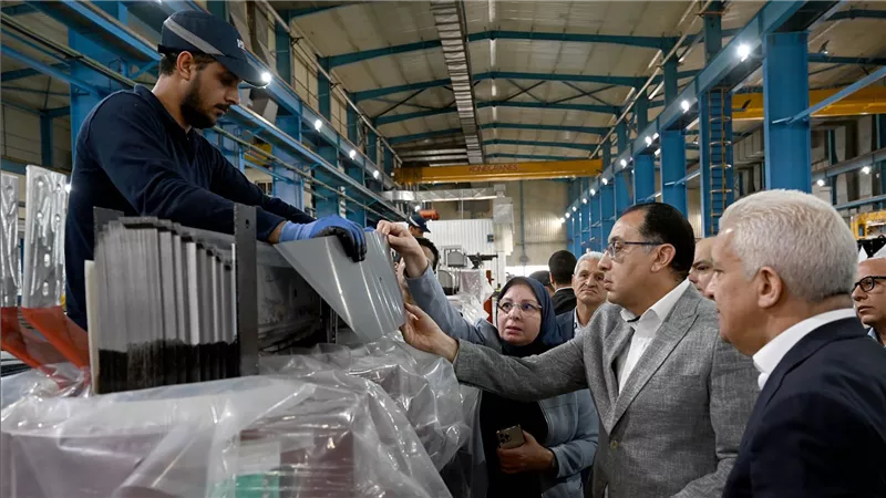 رئيس الوزراء يزور مصنع 