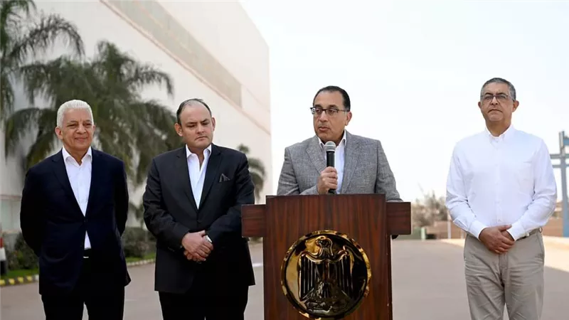 رئيس الوزراء: الحكومة والبنك المركزي عملا على تأمين كل الاحتياجات الدولارية اللازمة لإنطلاق القطاعات الإنتاجية
