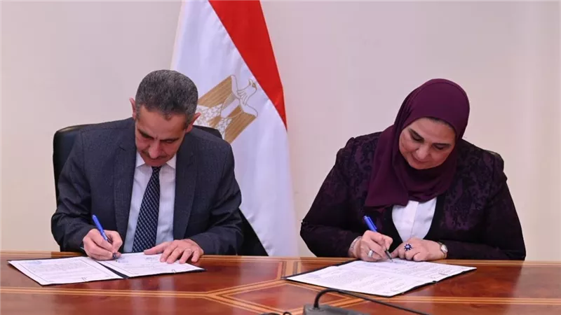 وزيرة التضامن الاجتماعي ومحافظ الغربية يوقعان عقد تمليك مقر لبنك ناصر الاجتماعي بمنطقة أبراج عبد المنعم رياض الاستثمارية 
