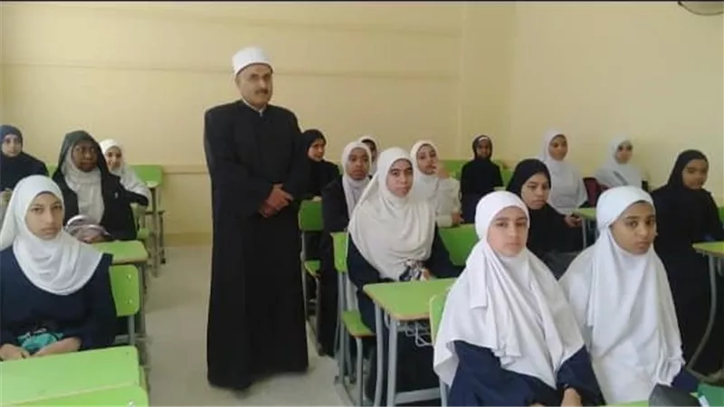 رئيس الأزهر بالسويس يتابع الإمتحانات العملي للحاسب الآلي