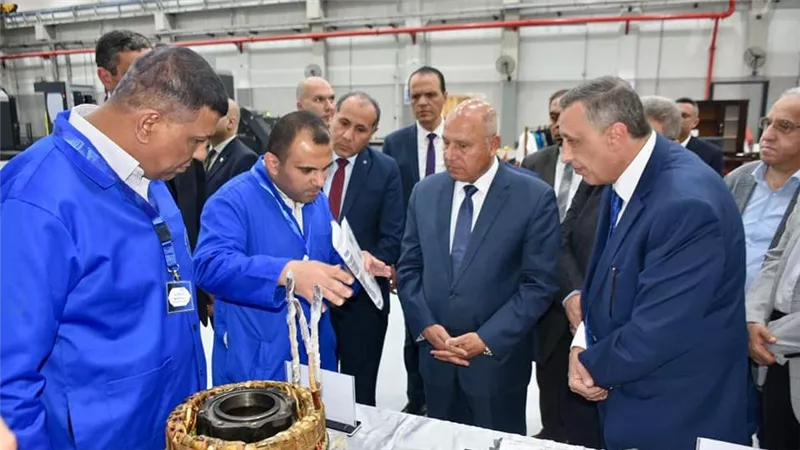 وزير النقل يتفقد ورش إيرماس المتخصصة في عمرة وصيانة جرارات السكك الحديدية 